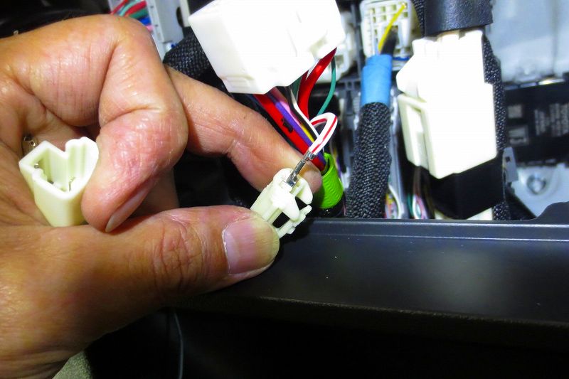 9型ハイエースへの「電動幅広補助ステップ」の取付作業をご紹介します。
