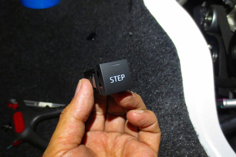 9型ハイエースへの「電動幅広補助ステップ」の取付作業をご紹介します。正方形の小型スイッチ