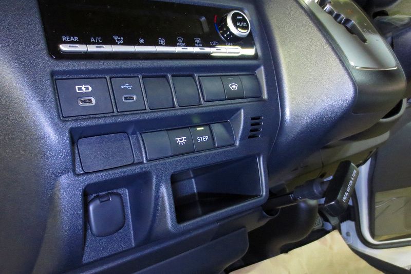 9型ハイエースへの「電動幅広補助ステップ」の取付作業をご紹介します。